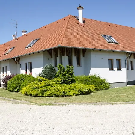 Karám és Lakásétterem Casa de hóspedes Nagybajcs